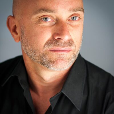 Portrait d'Olivier Bourgoin, fondateur de l'agence Révélateur, invité du podcast 9 Lives Magazine
