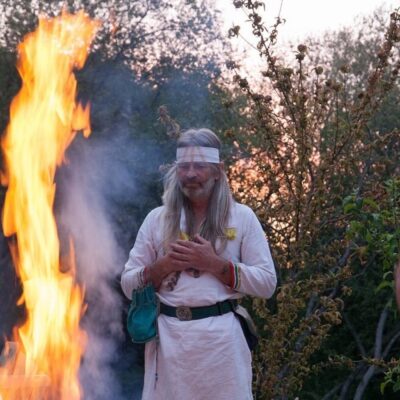 Portrait de Pascal Hartel, invité du podcast Regard'Ailleurs sur son parcours de la sonothérapie à la tradition celte.