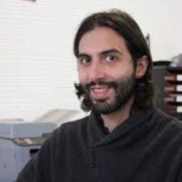 Portrait de Ramin Farhangi, fondateur de l'École Dynamique, sur la pochette du podcast La voix du Kaizen