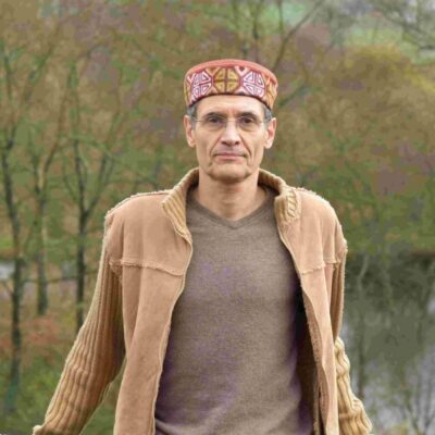 Rodolphe Milliat, invité du podcast Regard'Ailleurs, partage son parcours dans le yoga et la spiritualité indienne.