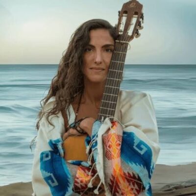 Portrait de Sari Seramor, chanteuse et voyageuse, invitée du podcast Regard'Ailleurs.