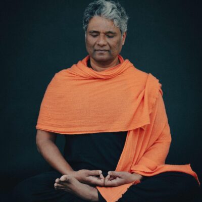 Portrait de Sarva Amma Mitra, invité du podcast Regard'Ailleurs pour parler de yoga et d'ayurveda