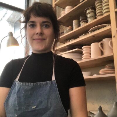 Portrait de Séverine, qui raconte son parcours de reconversion vers la vie en van et le chamanisme dans le podcast Regard'Ailleurs.
