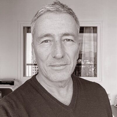 Portrait de Stéphane Allix, journaliste et écrivain, invité du podcast Regard'Ailleurs