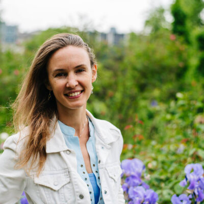 Portrait de Suryamayi, invitée du podcast Regard'Ailleurs pour parler de son enfance à Auroville.