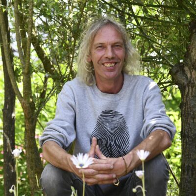 Portrait de Valo Dentinne, spécialiste de l'agroécologie, dans les jardins de Terre et Humanisme