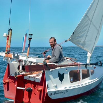 Portrait de Yann Quenet, navigateur solitaire du tour du monde sur son bateau Baluchon